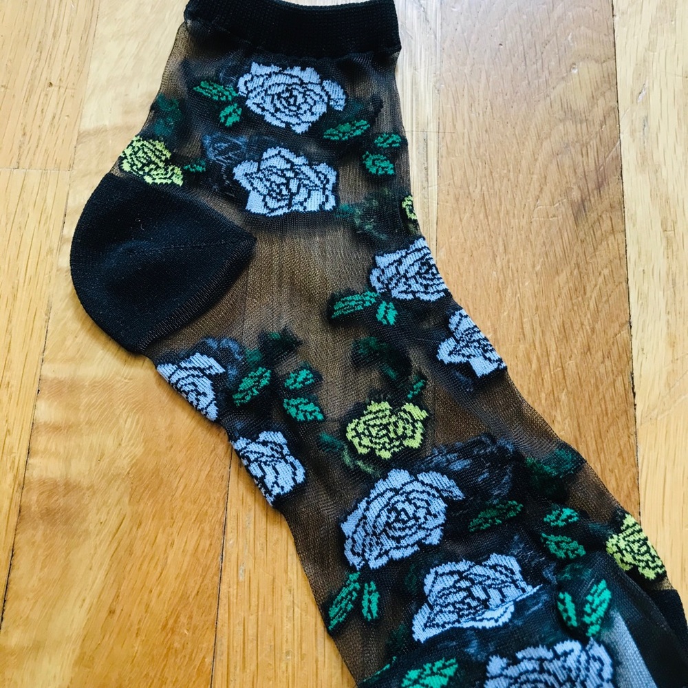NWT sheer rose socks